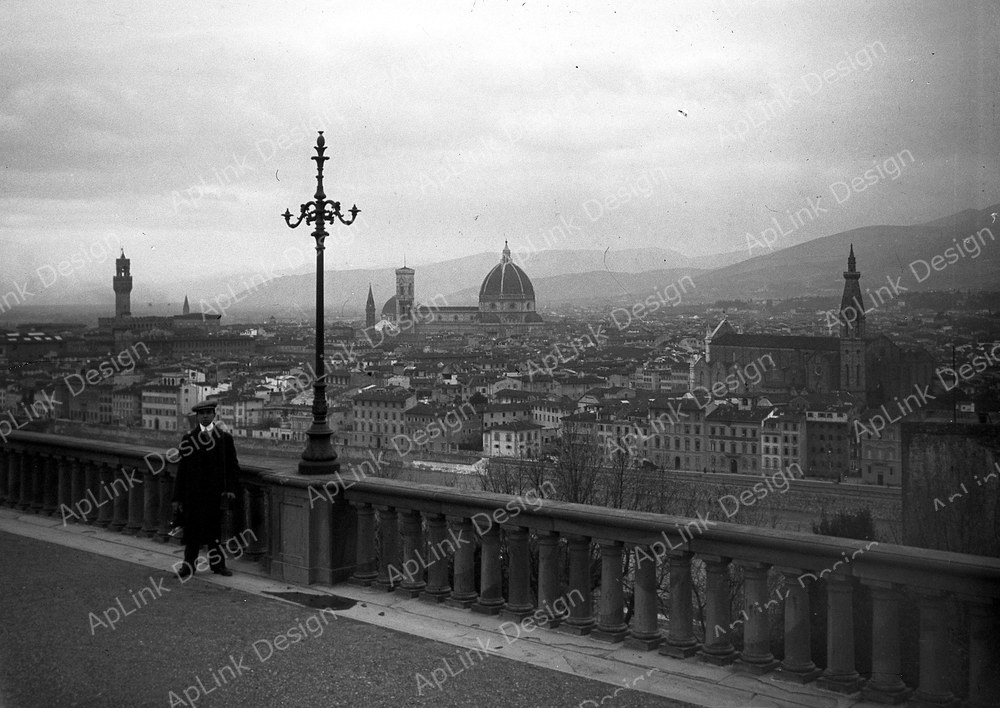 Látkép a Piazzale Michelangelóról nézve. Balról a Palazzo Vecchio tornya, középen a Dóm és a Campanile, jobbról a Santa Croce tömbje. Fortepan 17798.jpg — フィレンツェの古写真