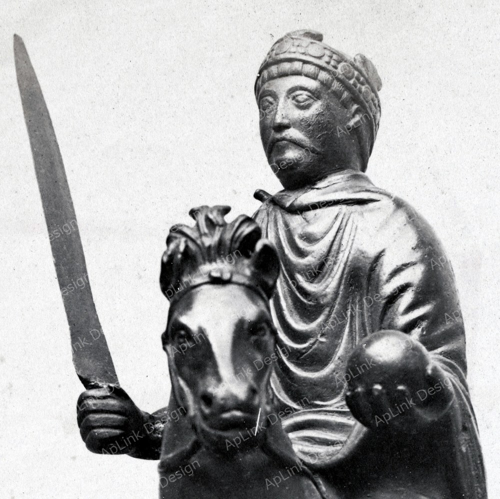 Charles Marville, Hôtel Carnavalet, statue of Charlemagne, ca. 1853–70 (cropped).jpg — パリの古写真